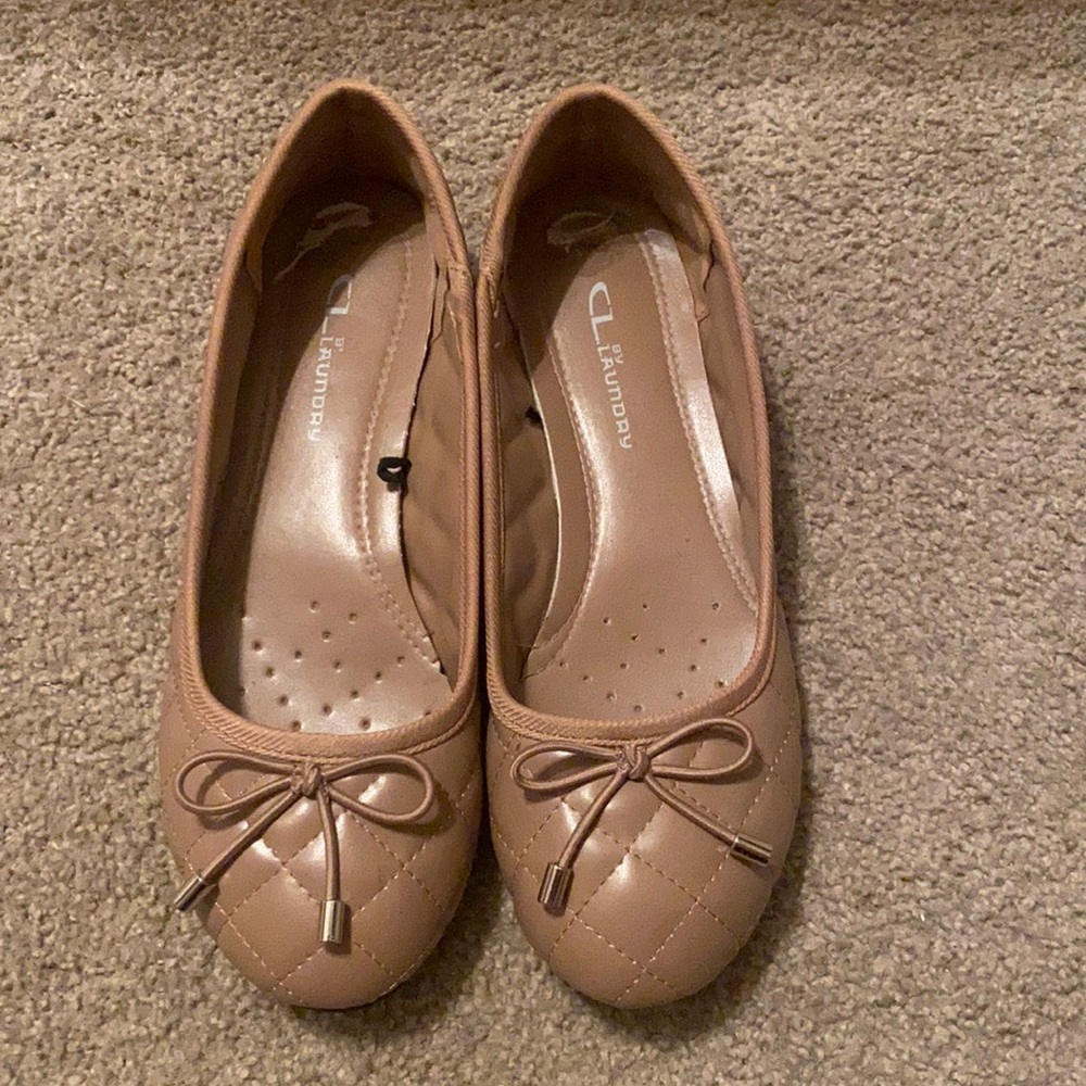 Size 7.5 tan flats with bow